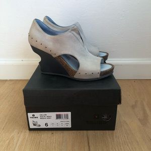 Tsubo Middle Grey Open-Toe Wedge Sandals